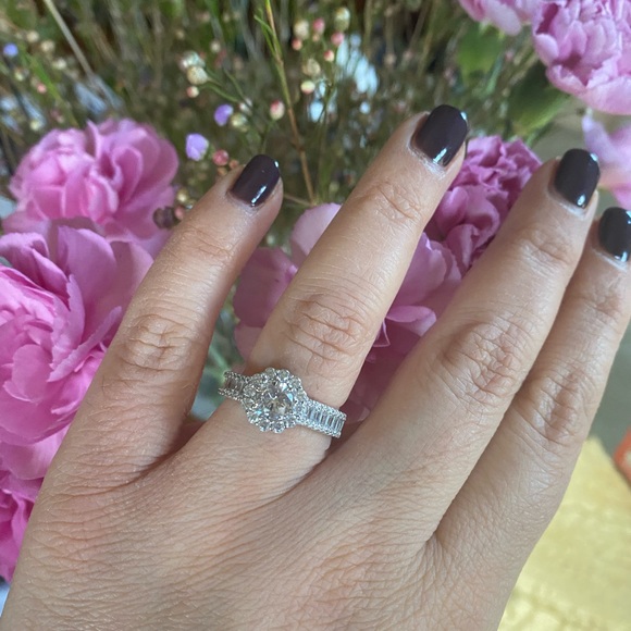 Elegant ladies Ring size 8 - Picture 1 of 4